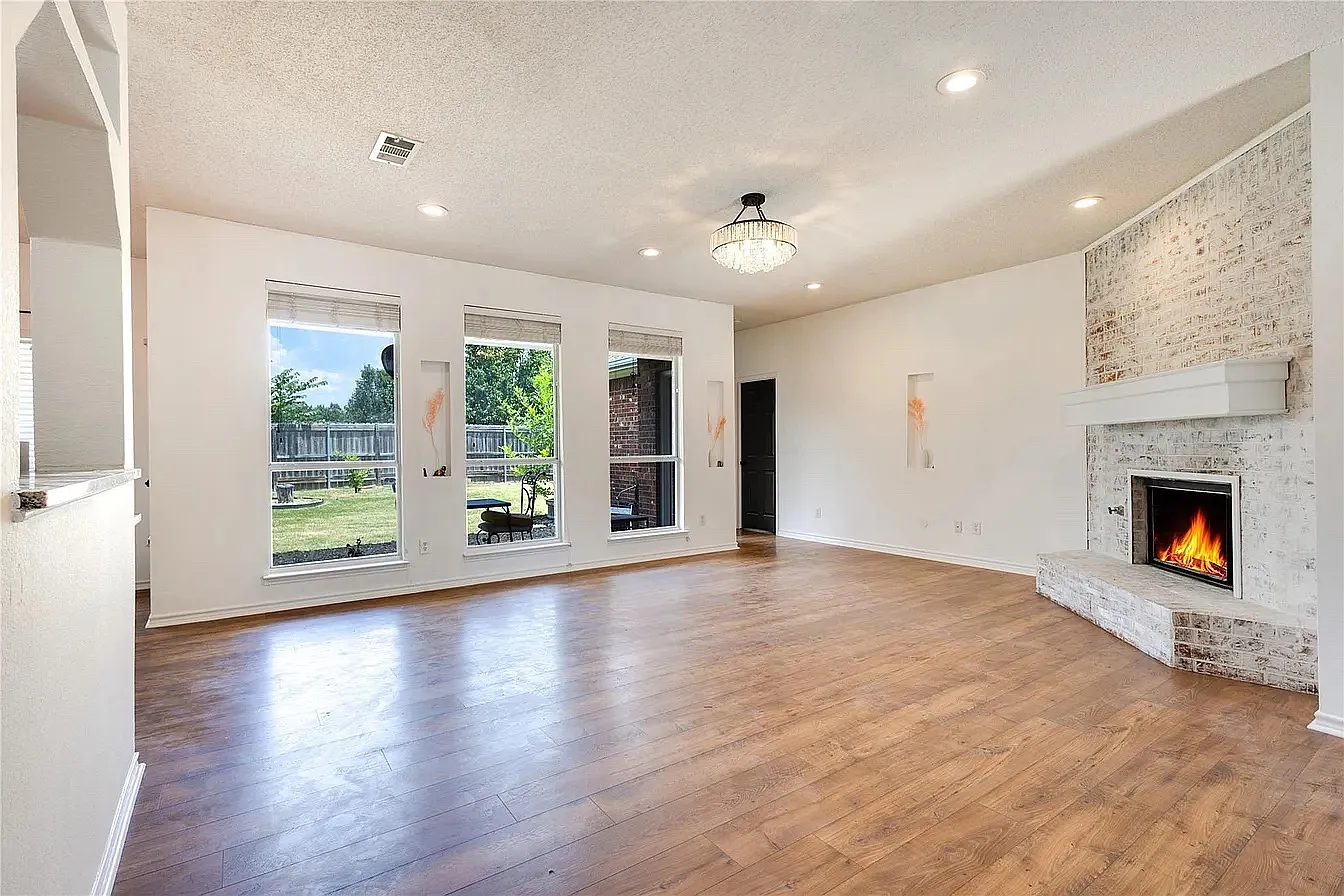 4 bed, 2772 sqft, $2,850 — Photo 2