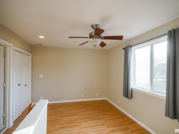 4th image of 516 S Creve Coeur Ave