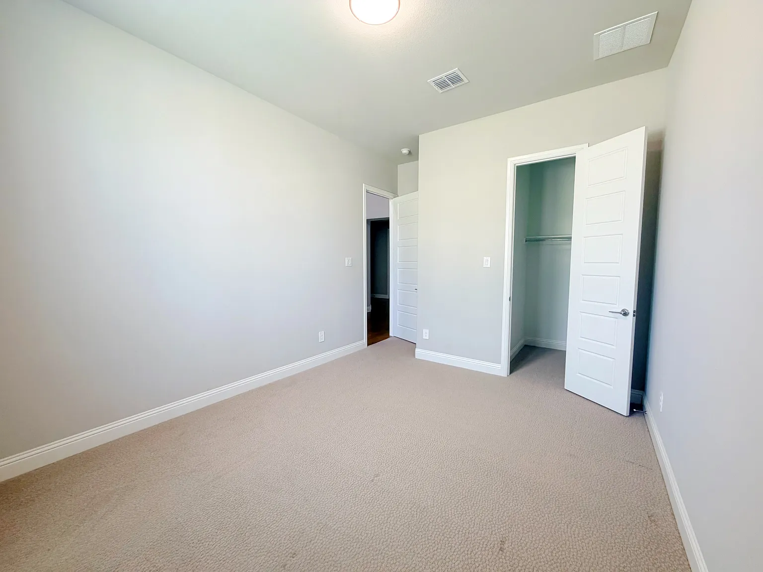 5 bed, 3650 sqft, $4,200 — Photo 3