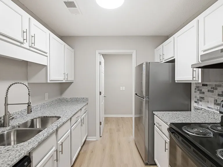 Englewood Apartments — Photo 31