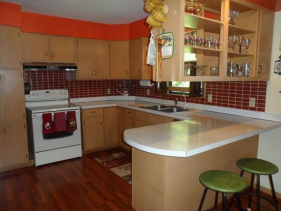 3rd image of 22 E Riverbend Dr