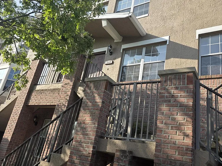 344 E Ashley St — Photo 2