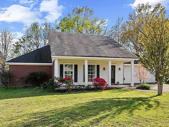 2nd image of 141 Oak Ridge Cir