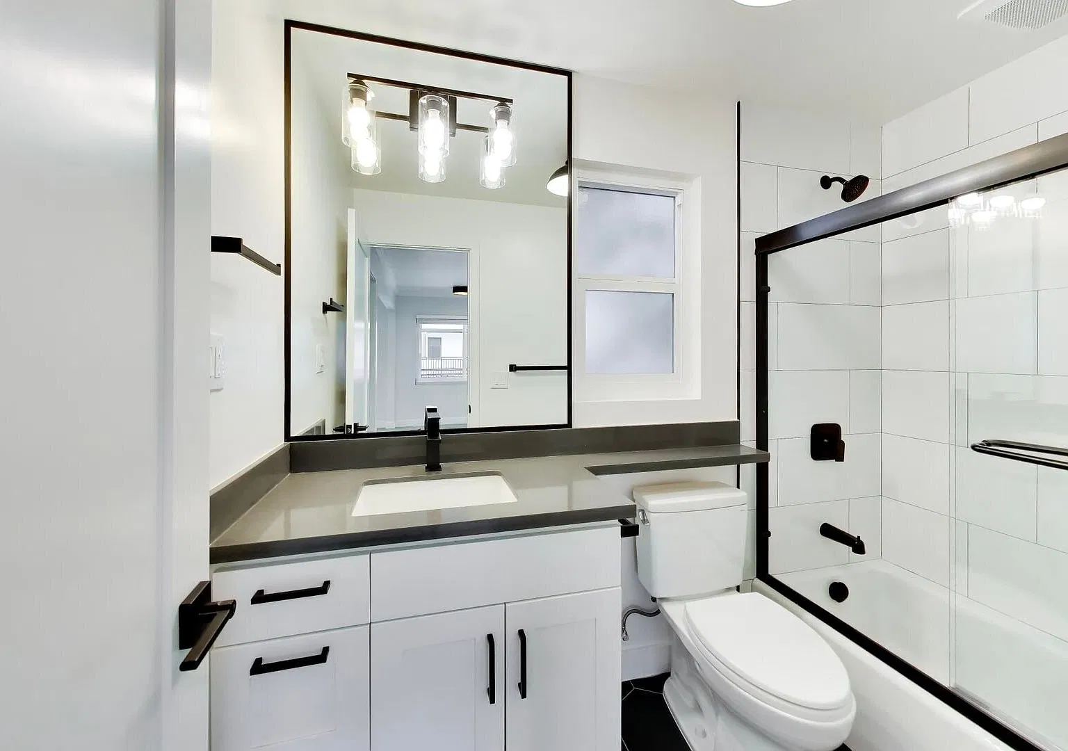 Newly Renovated 2 Bedroom Apartment in Downtown Burlingame! — Photo 1