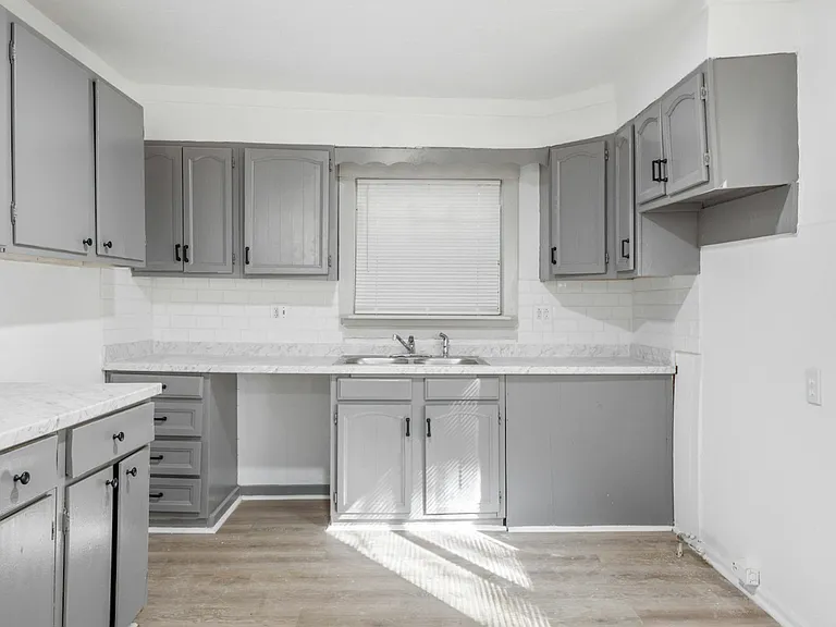 2069 W 81st St — Photo 11