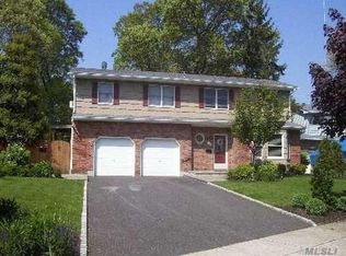 9 Brooktree Cir, Lindenhurst, NY 11757