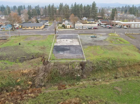 604 N Main St, Phoenix, OR 97535