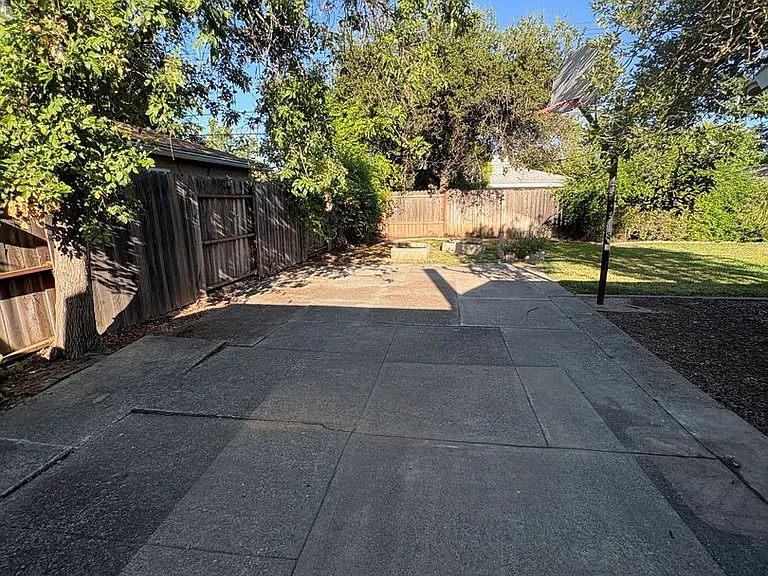 909 Hampton Rd — Photo 10