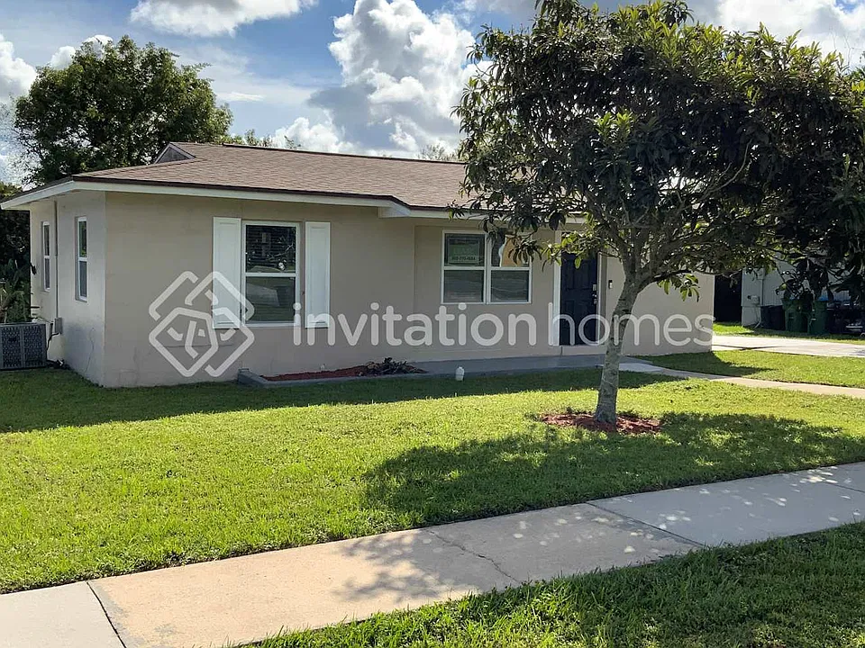 1095 Saxon Blvd