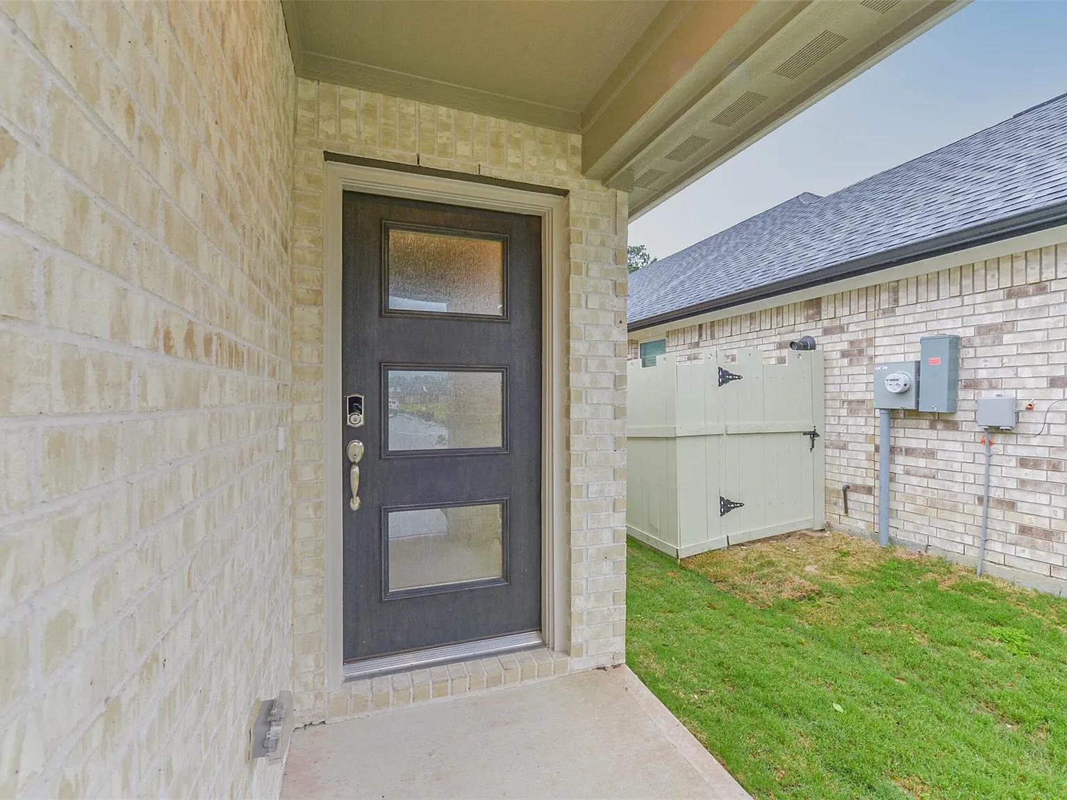 3 bed, 2.0 bath, 1449 sqft, $2,300 — Photo 3