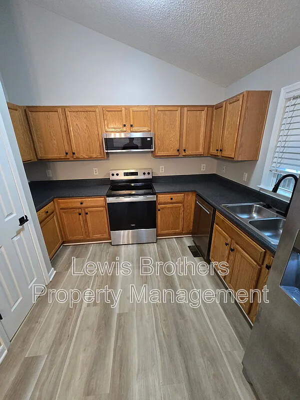 4 bed, 3.0 bath, 2332 sqft, $2,500 — Photo 4