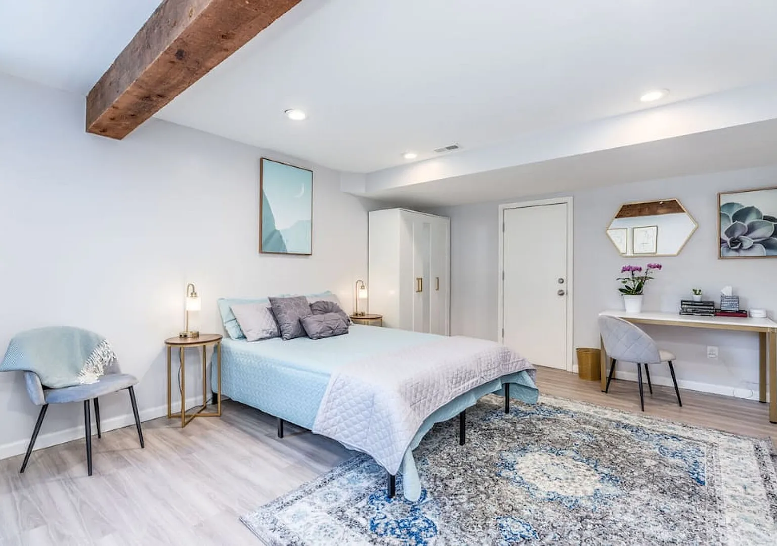 Private Pet Friendly Avenues Suite- of Downtown! — Photo 3