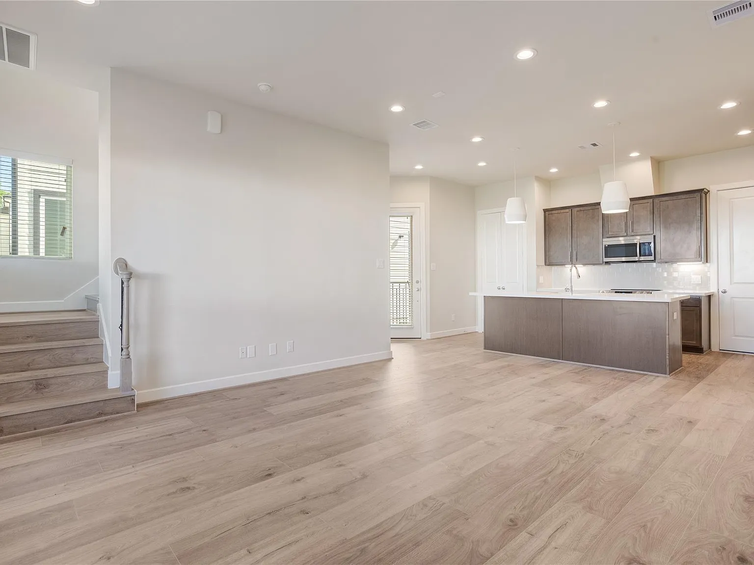 3 bed, 2.5 bath, 1504 sqft, $2,350 — Photo 4