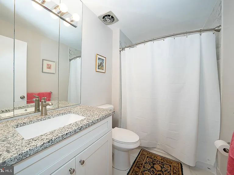 1710 Oakwood Ter #B — Photo 17