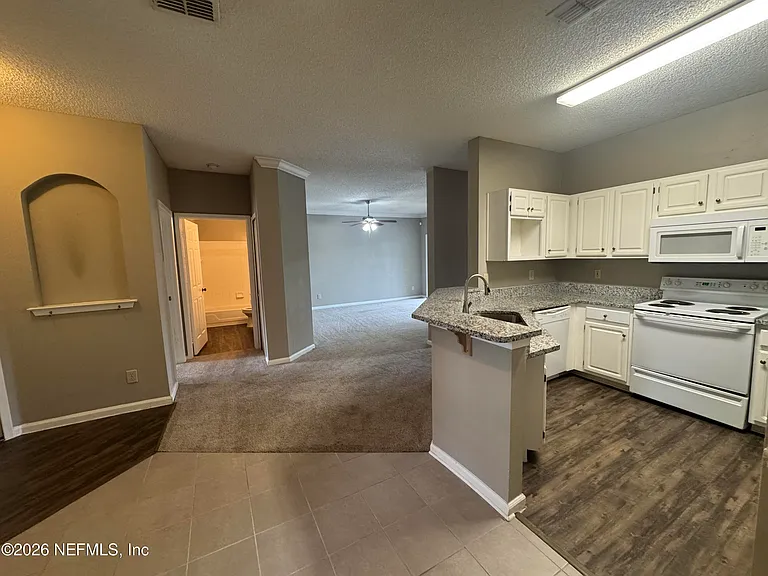 10000 Gate Pkwy #1323 — Photo 3