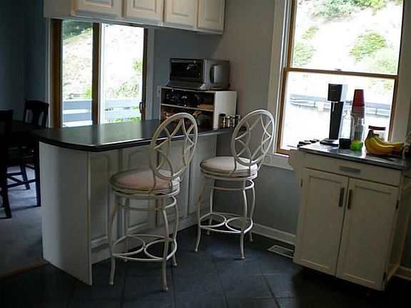 5th image of 413 Deerfield Dr