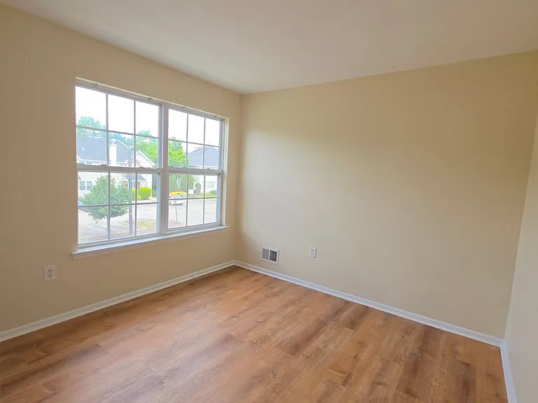 204 Barclay Ct — Photo 18