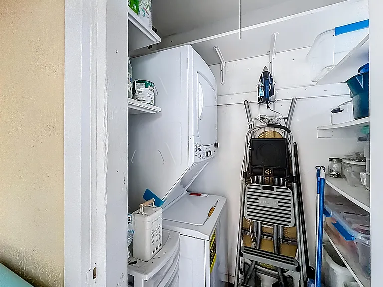 305 SE 11th Ave #D — Photo 16