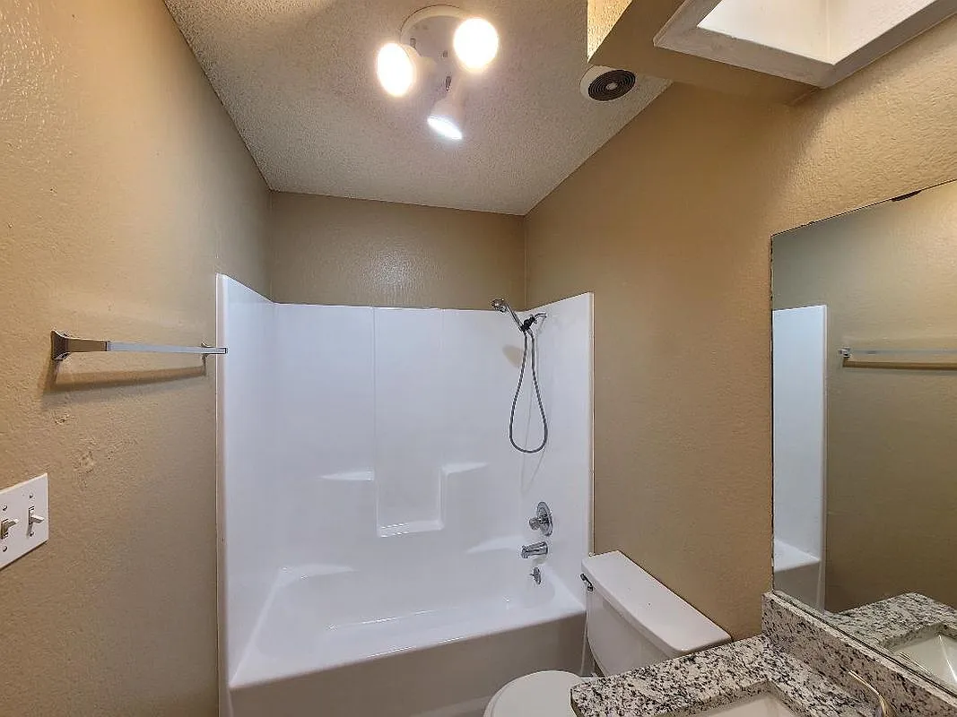 2 bed, 1.5 bath, 848 sqft, $1,275 — Photo 3