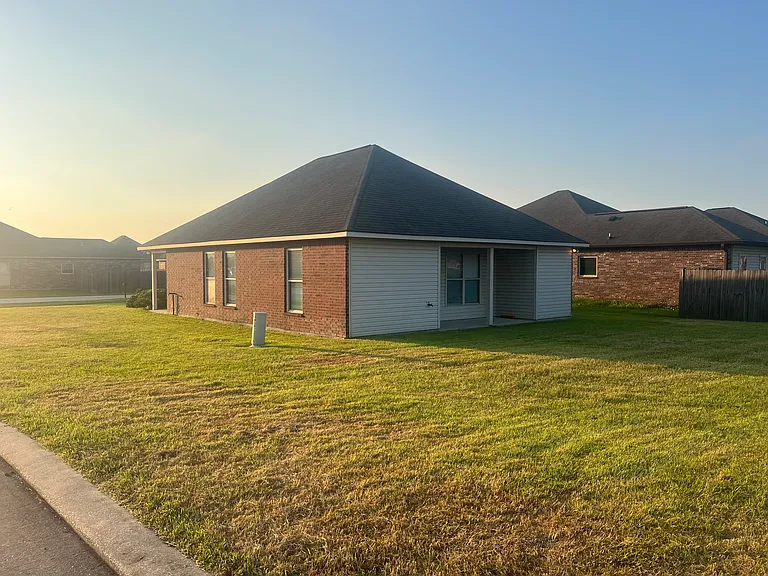 102 Petal Ave — Photo 2