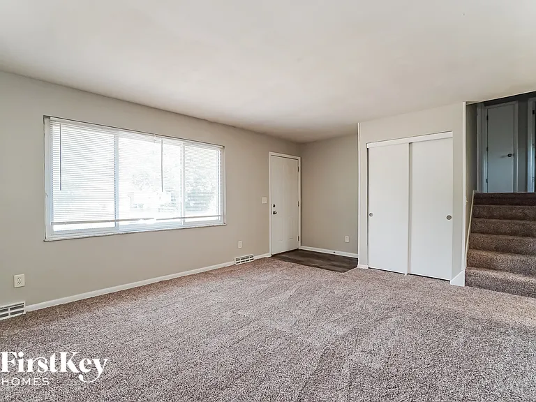 1225 Oakfield Dr N — Photo 2