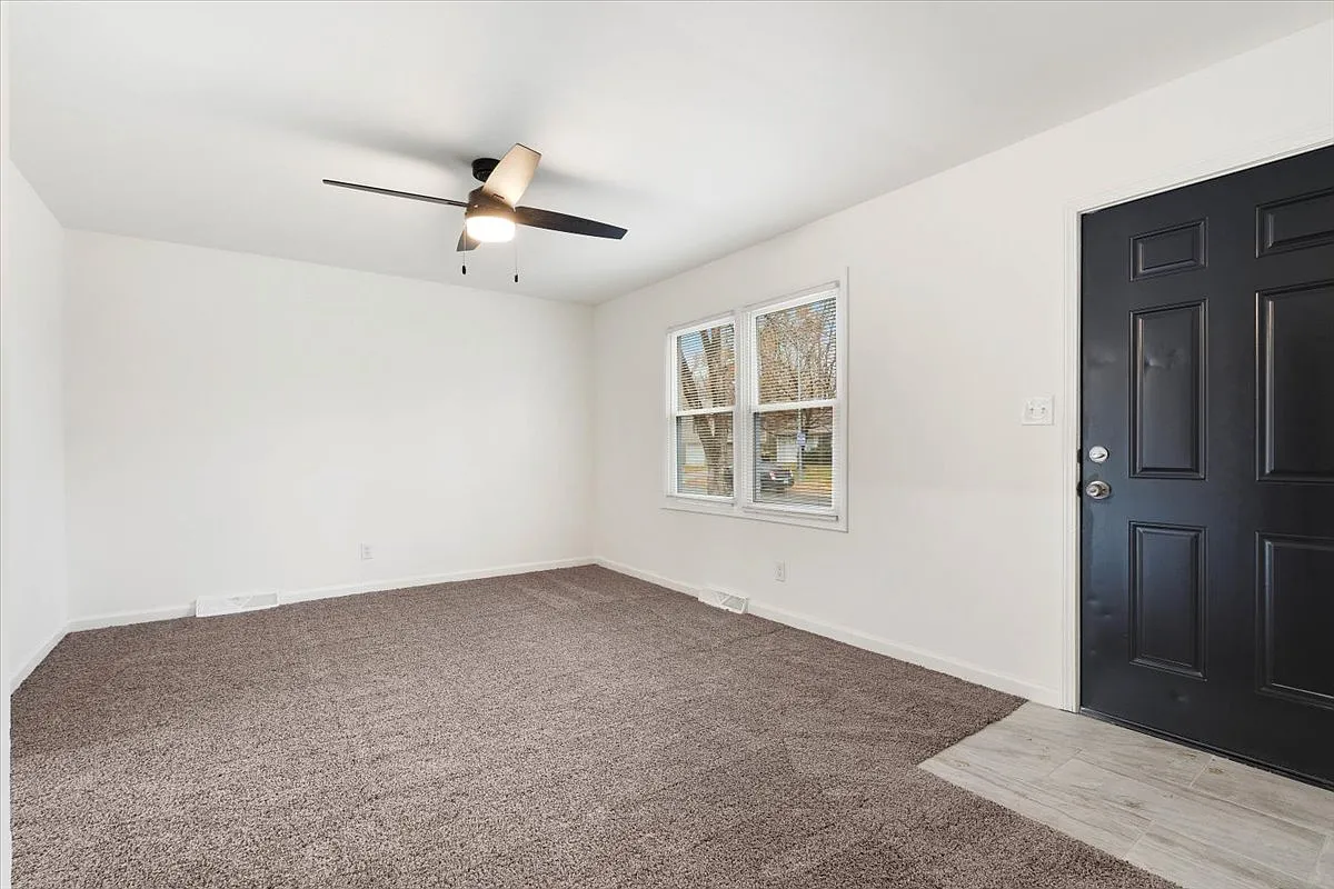 3 bed, 912 sqft, $1,699 — Photo 3