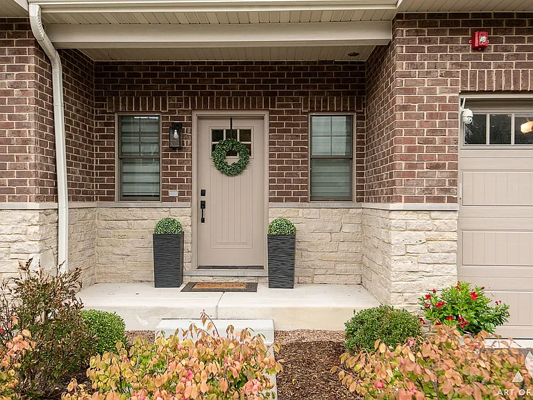 407 W Pierce Rd — Photo 2