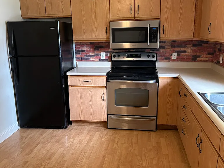 1406 Crossview St — Photo 5