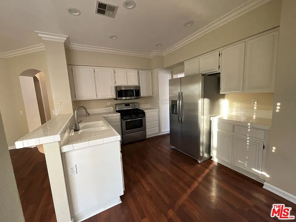 3 bed, 2.5 bath, 1599 sqft, $2,995 — Photo 4