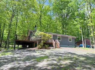 1085 Maple Lake Dr, Bushkill, PA 18324