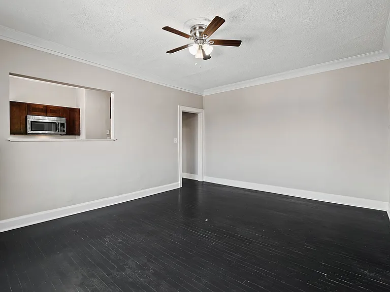 Maycourt Apartments — Photo 8