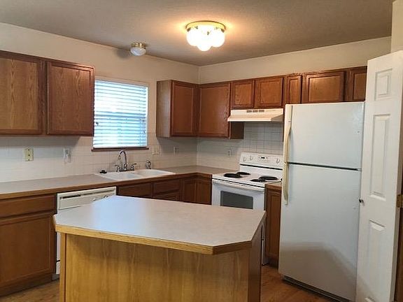 5th image of 2530 N Parkdale St
