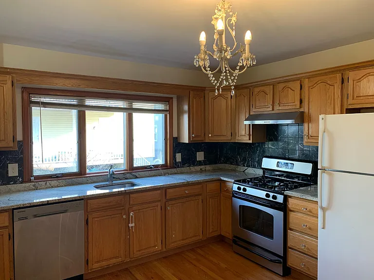 145 Nichols Ave — Photo 4