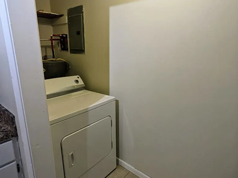 1860 Skyline Dr — Photo 10