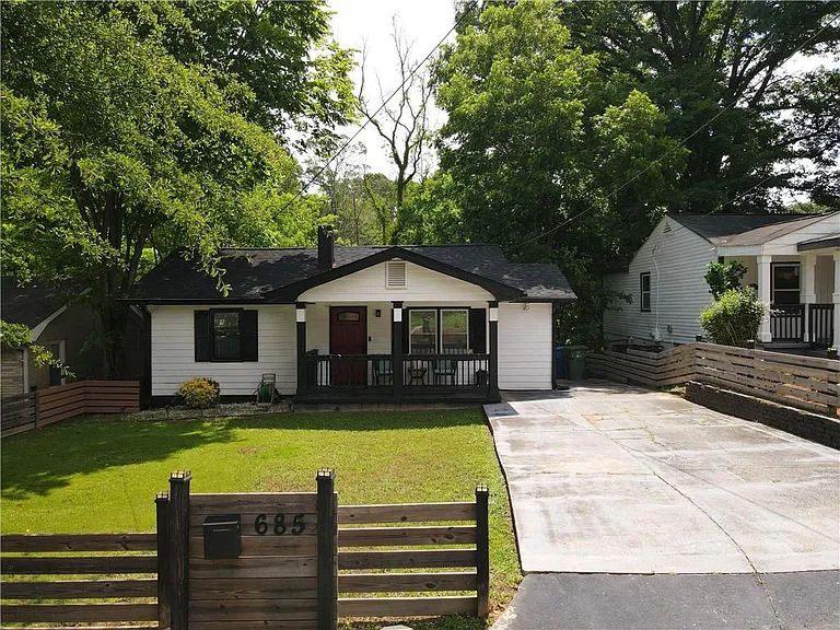 685 Cedar Ave NW — Photo 2