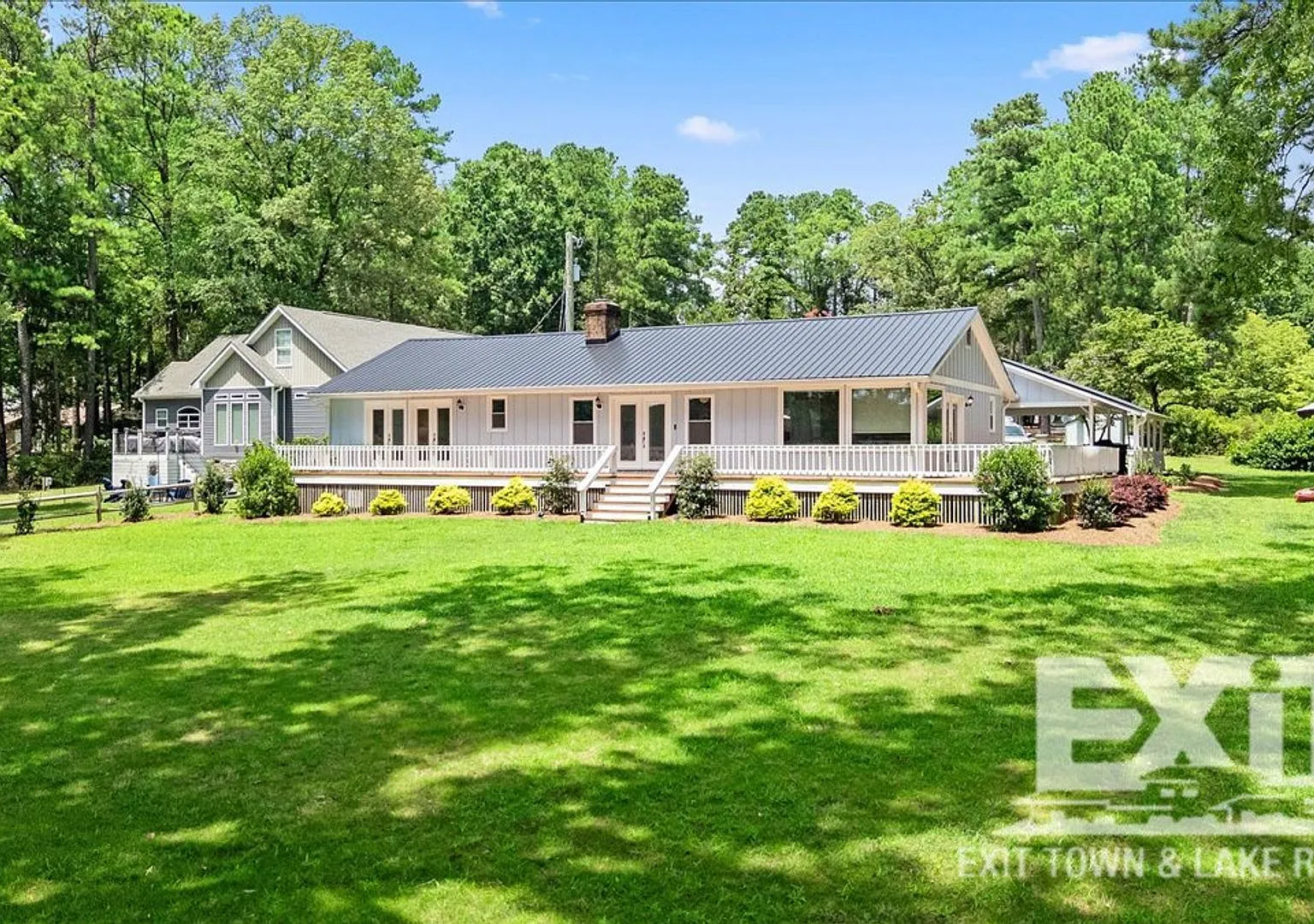 Gorgeous Waterfront Property with 4 Bedrooms, 3 Bathrooms in Dogwood Acres! — Photo 1