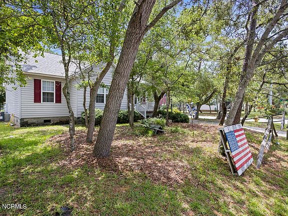 4th image of 302 NE 46th Street