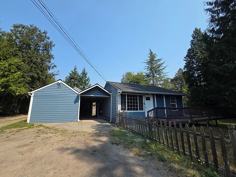 1290 NE Fairgrounds Rd — Photo 2