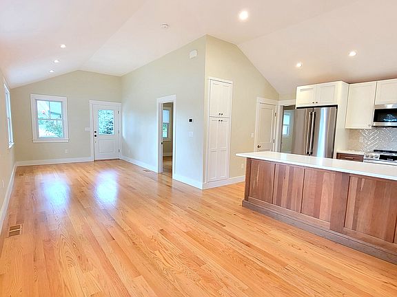 5th image of 33 Sakonnet Dr