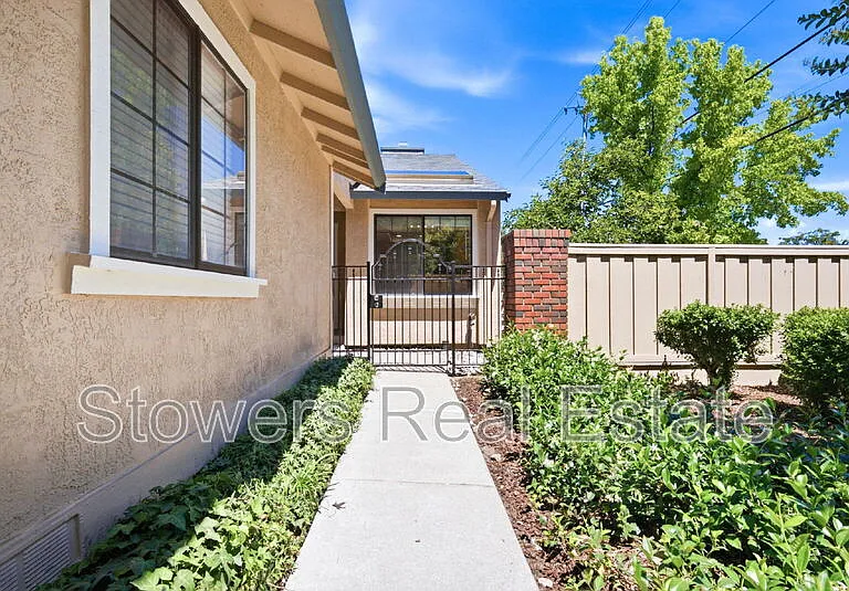 2033 Raphael Ct — Photo 2