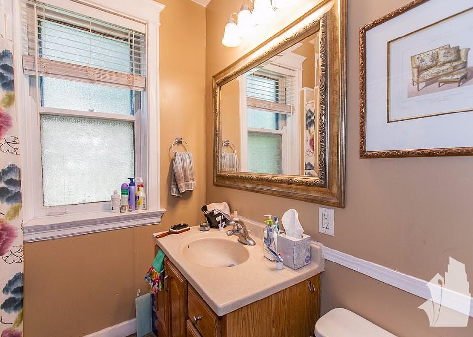 1st image of 3727 N Lakewood Ave #622