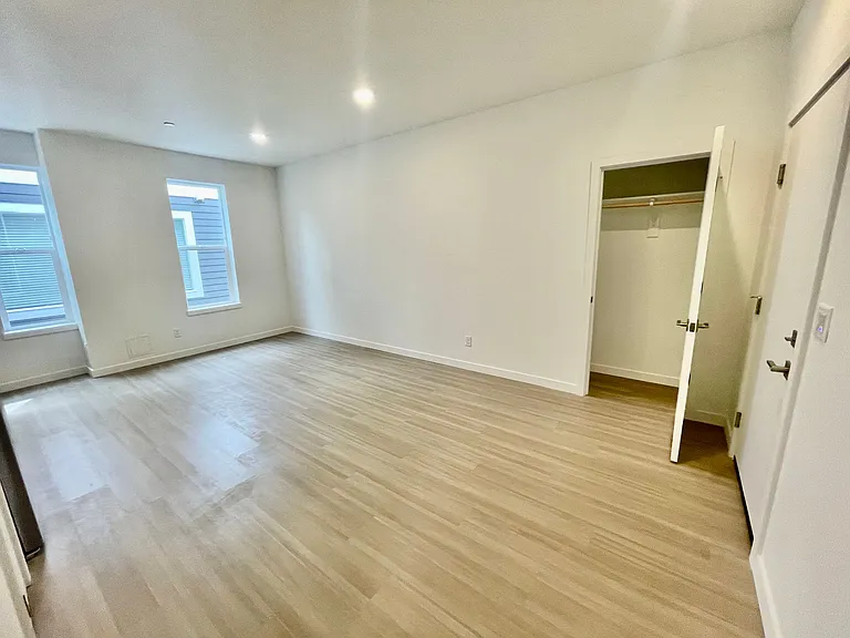 Greenwich Ave Apartments — Photo 6