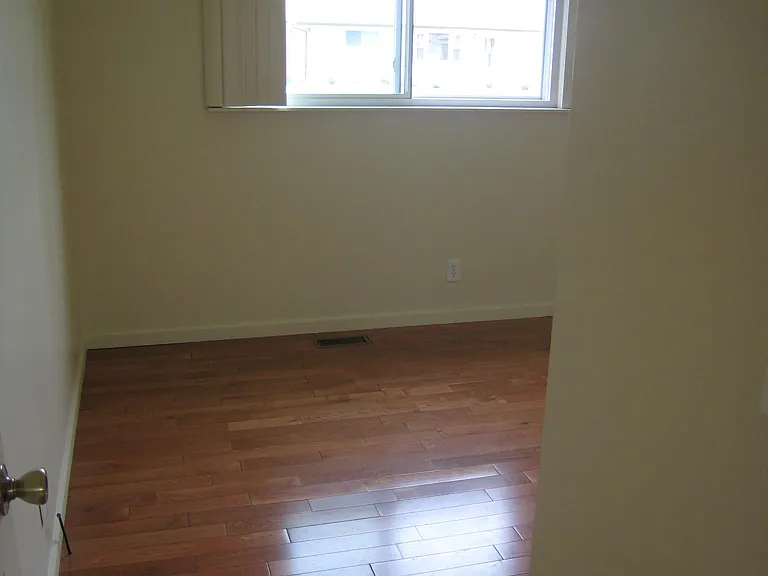 1370 E Chesterfield St — Photo 3