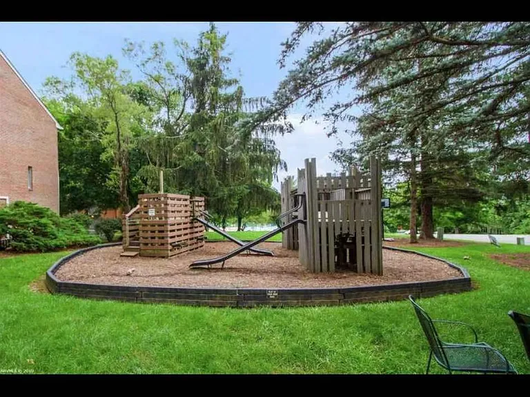 1724 Donlee Dr — Photo 11