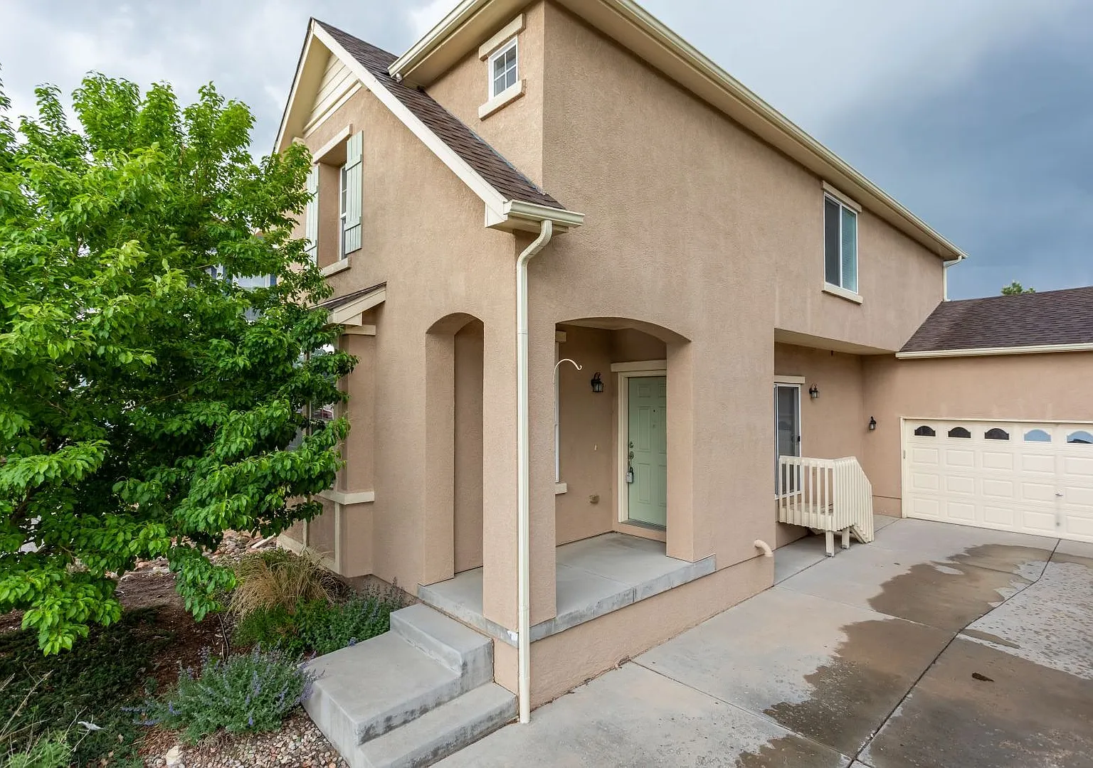 Beautiful 3Bedroom Home Near Powers Corridor! — Photo 2