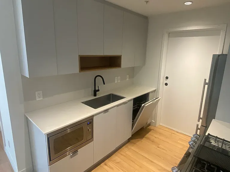 2493 Montrose Ave #410 — Photo 7