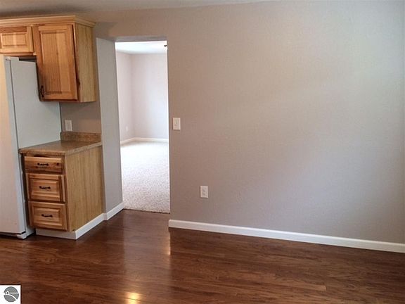 3rd image of 406 E Crippen St