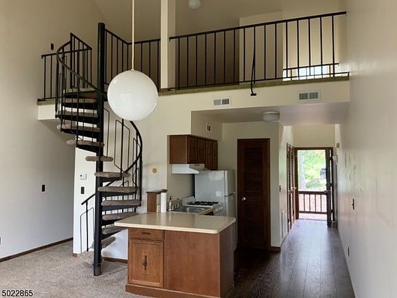2nd image of 5 Sugar Loaf Ct Unit 3