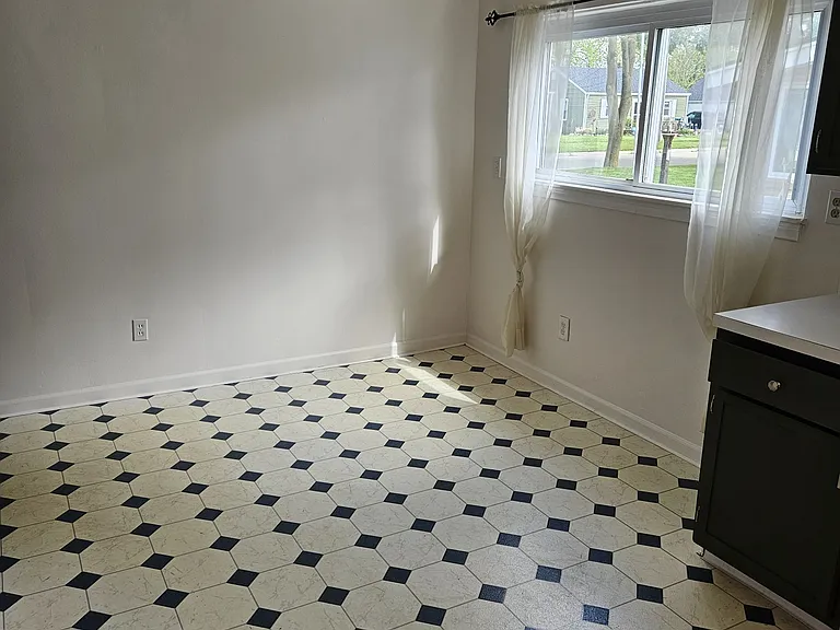 621 Charles St — Photo 11