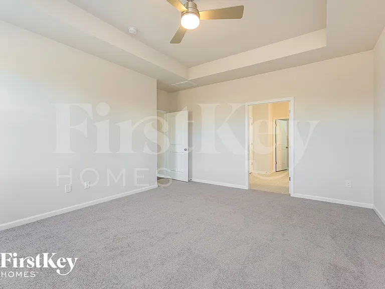 565 Hillpark Ln — Photo 9